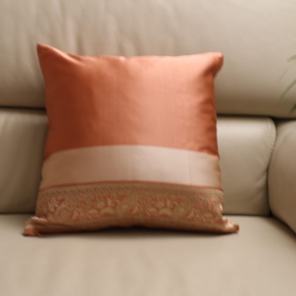 Housse de coussin saumon, en soie